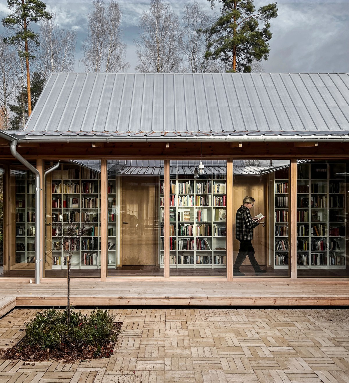 Уникальный дом с большой библиотекой-галереей в Швеции