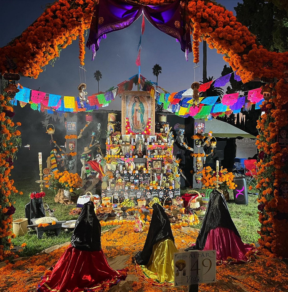 Празднование Дня мертвых на кладбище в Голливуде