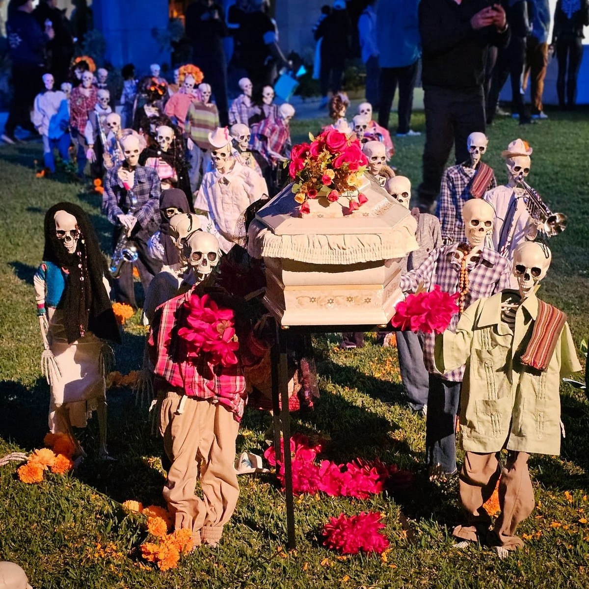 Празднование Дня мертвых на кладбище в Голливуде