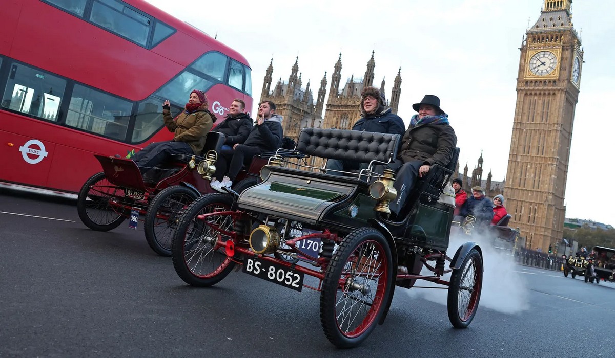 Любители классических автомобилей собрались в Лондоне