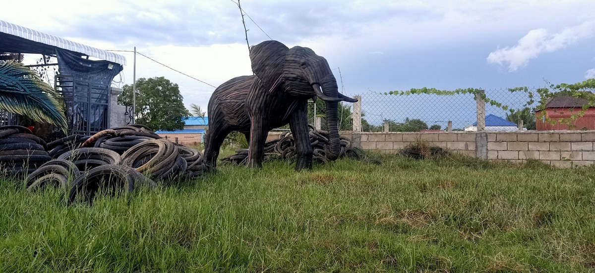 Камбоджийский художник превращает старые шины в классные скульптуры