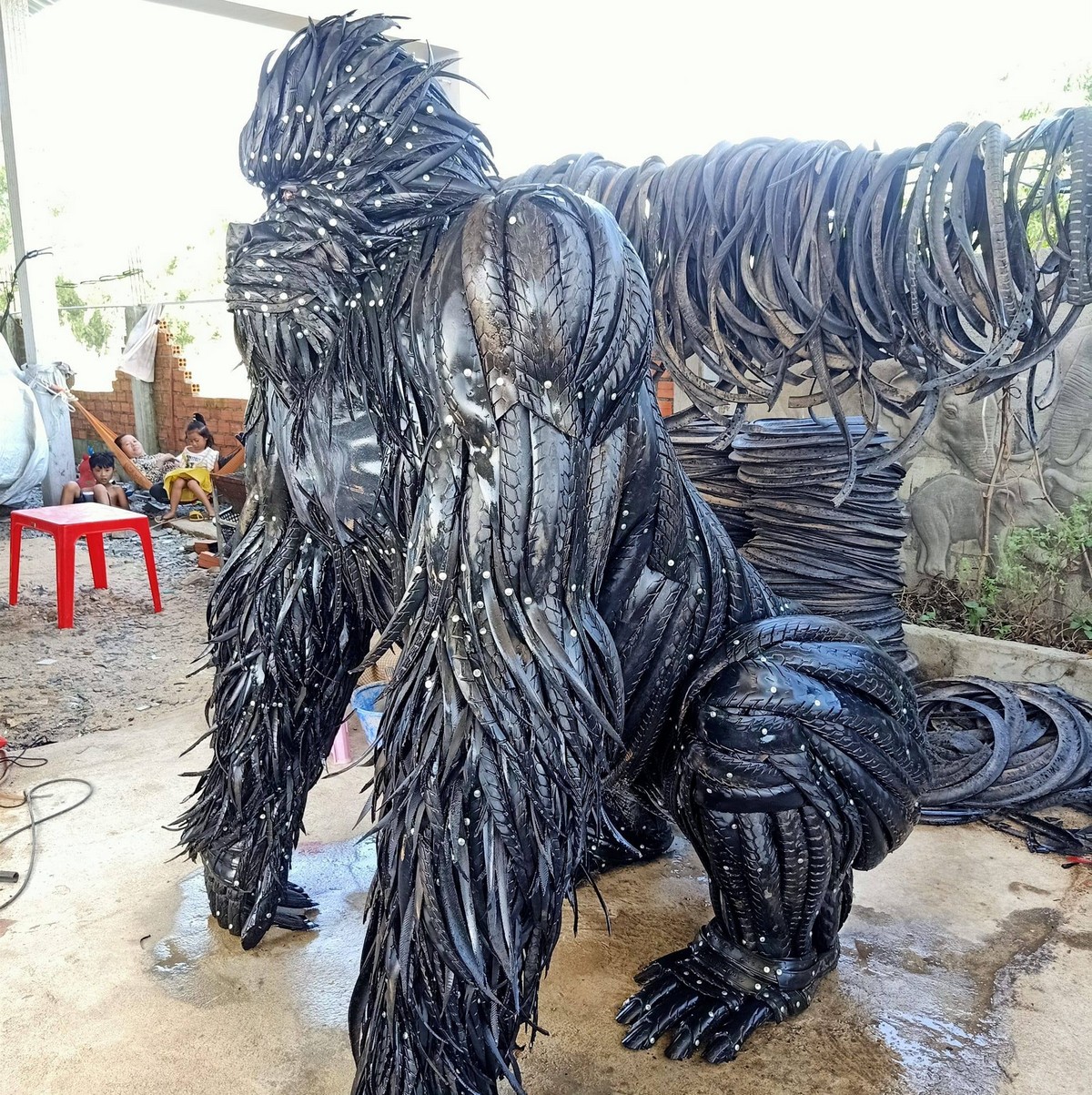 Камбоджийский художник превращает старые шины в классные скульптуры