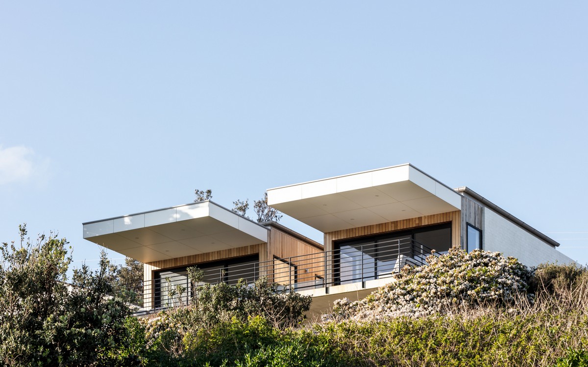 Современная двухэтажная вилла на склоне побережья океана в Австралии