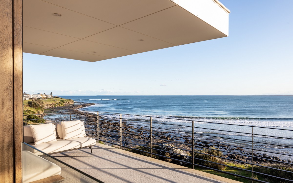 Современная двухэтажная вилла на склоне побережья океана в Австралии