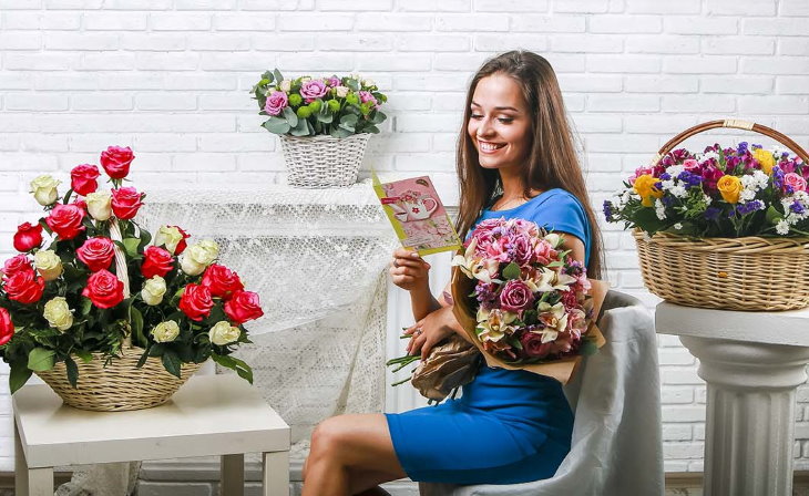 Подарить букет: когда и как выбрать правильные цветы к случаю