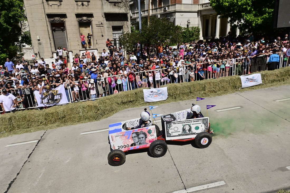 Веселая гонка Red Bull Car Crazy 2023 в Буэнос-Айресе
