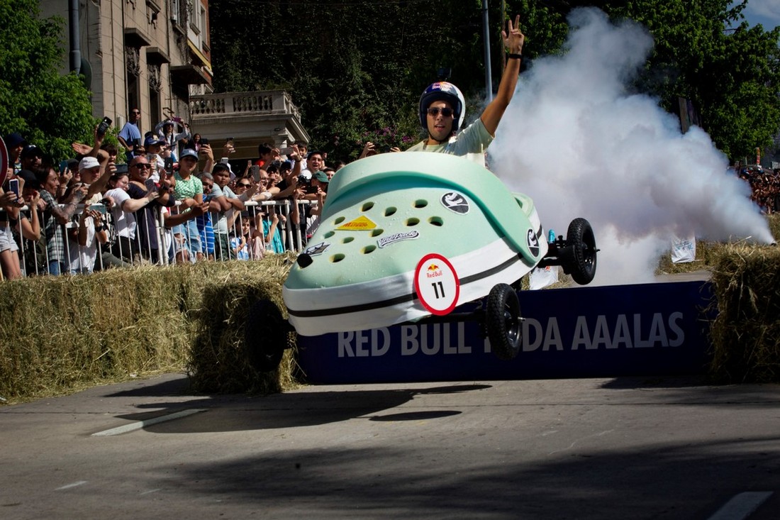 Веселая гонка Red Bull Car Crazy 2023 в Буэнос-Айресе