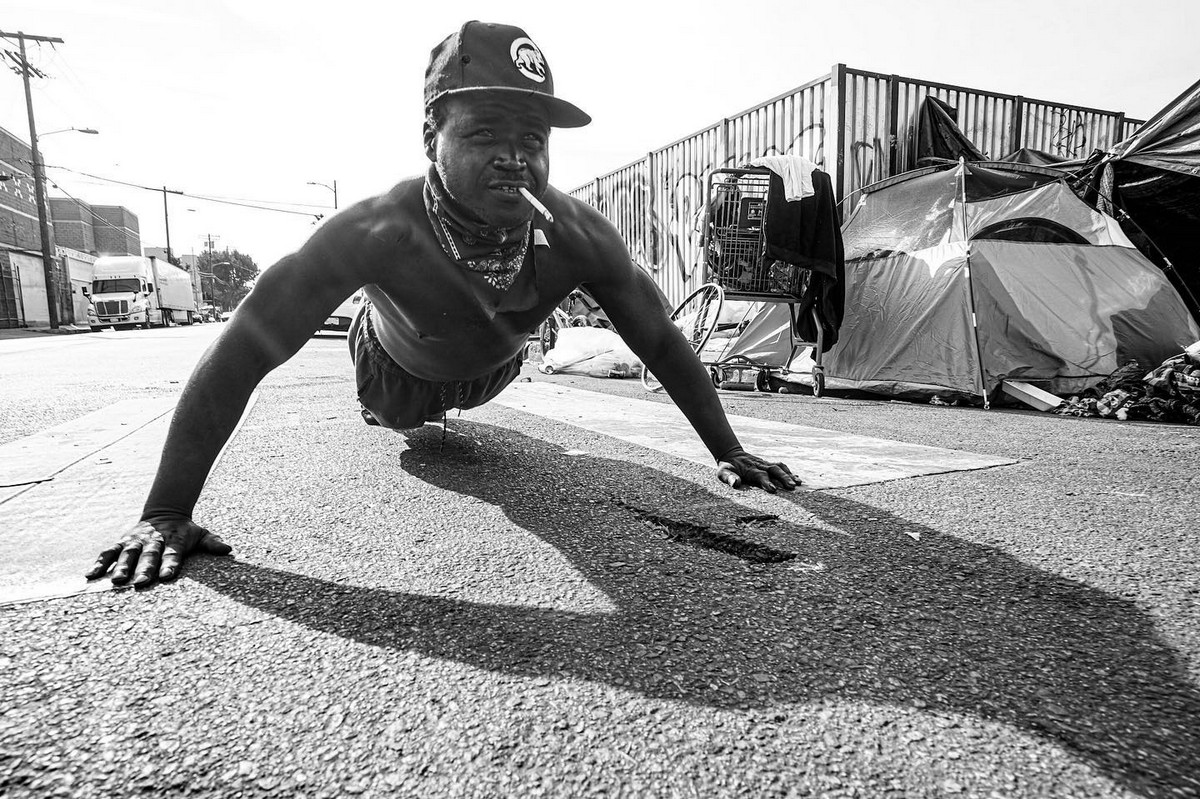 Жизнь в Скид-Роу на черно-белых снимках Сьюиткейса Джо