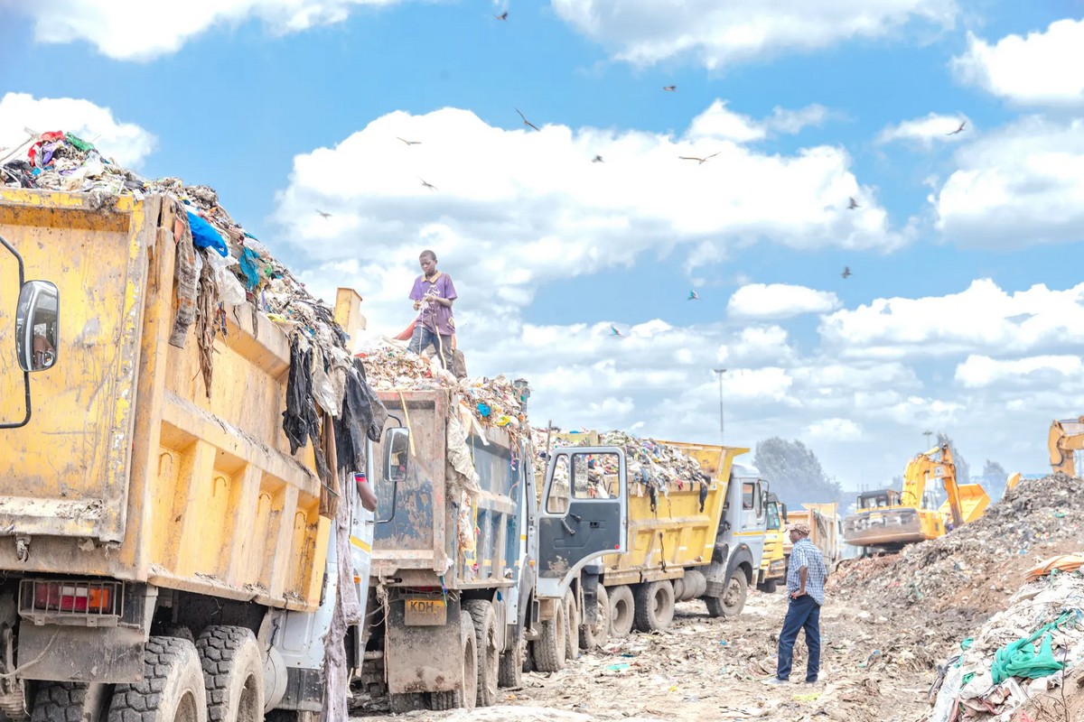Крупная и опасная свалка Дандора в Найроби