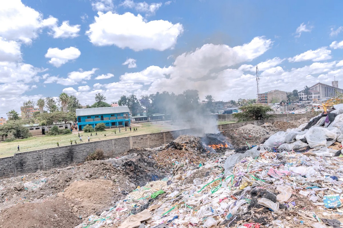 Крупная и опасная свалка Дандора в Найроби
