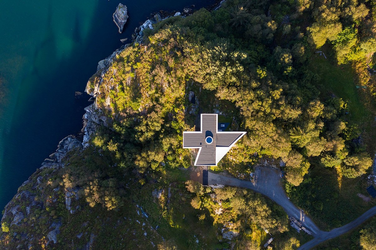 Вилла в форме креста на острове в Норвегии