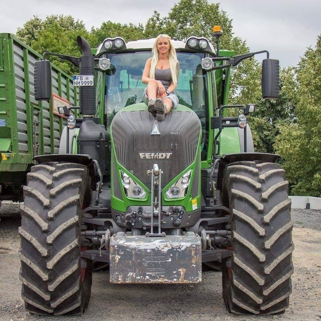 Красивые девушки и тракторы