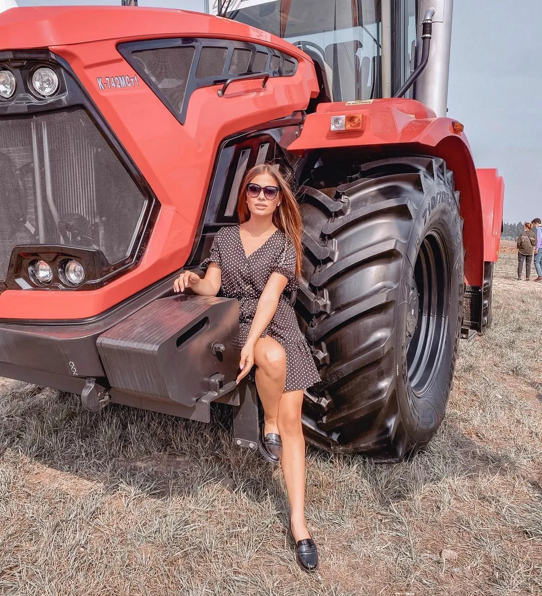 Красивые девушки и тракторы