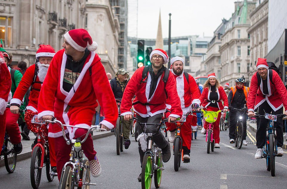 Люди в нарядах Санты проехали по центру Лондона на велосипедах и роликах
