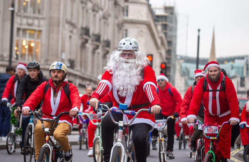 Люди в нарядах Санты проехали по центру Лондона на велосипедах и роликах