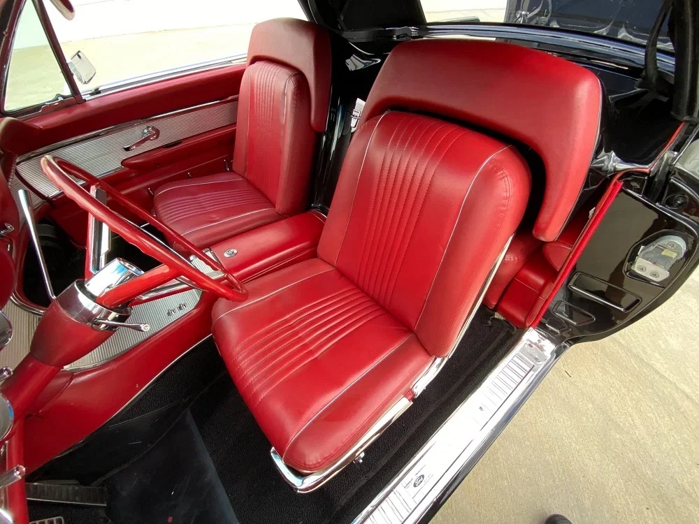 Спортивный двухместный Ford Thunderbird Sports Roadster 1963 года