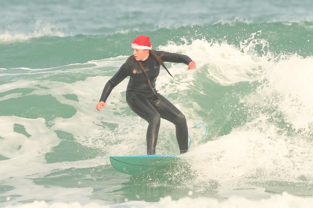 Британцы окунулись в холодную воду во время Santa Surf