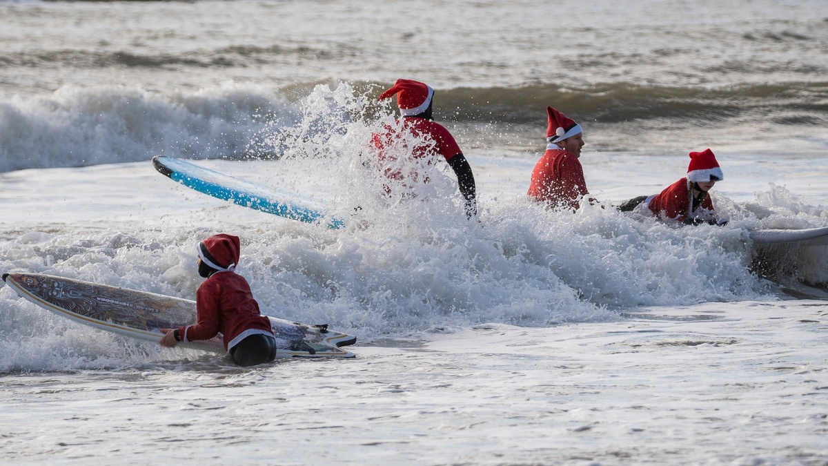 Британцы окунулись в холодную воду во время Santa Surf