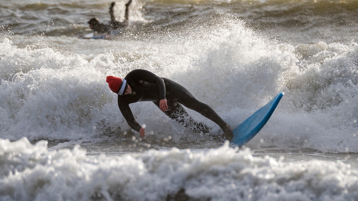 Британцы окунулись в холодную воду во время Santa Surf