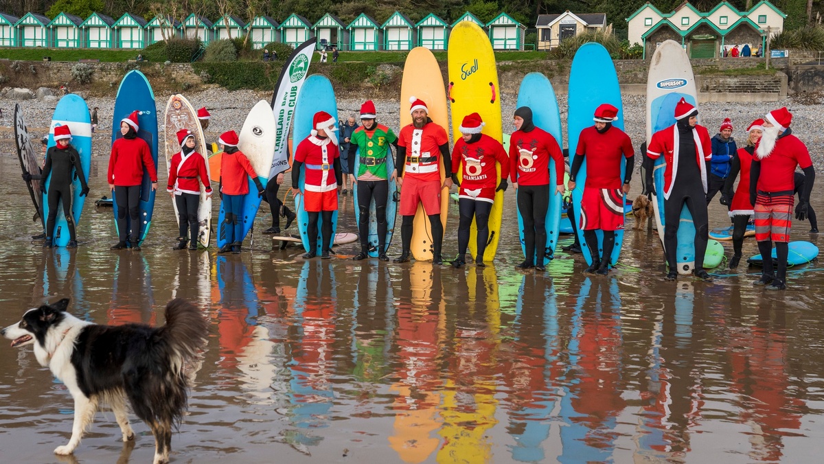 Британцы окунулись в холодную воду во время Santa Surf