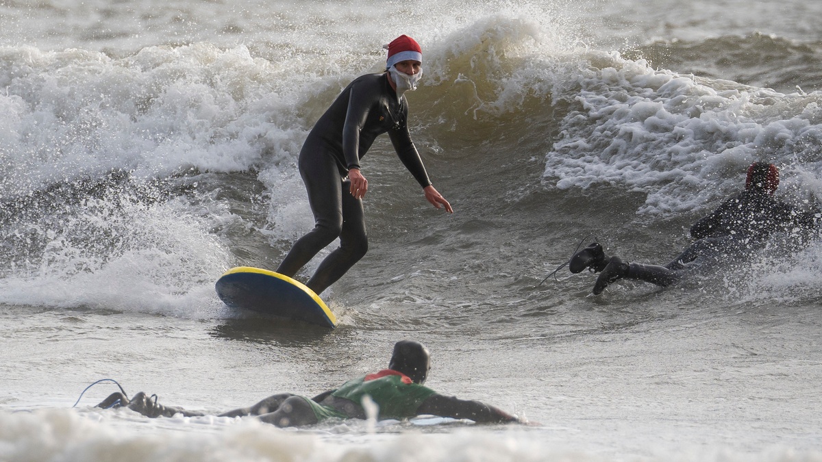 Британцы окунулись в холодную воду во время Santa Surf