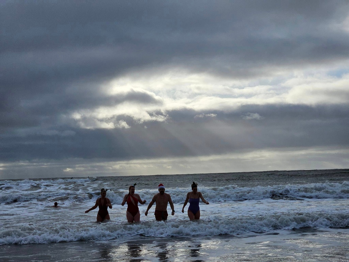 Британцы окунулись в холодную воду во время Santa Surf