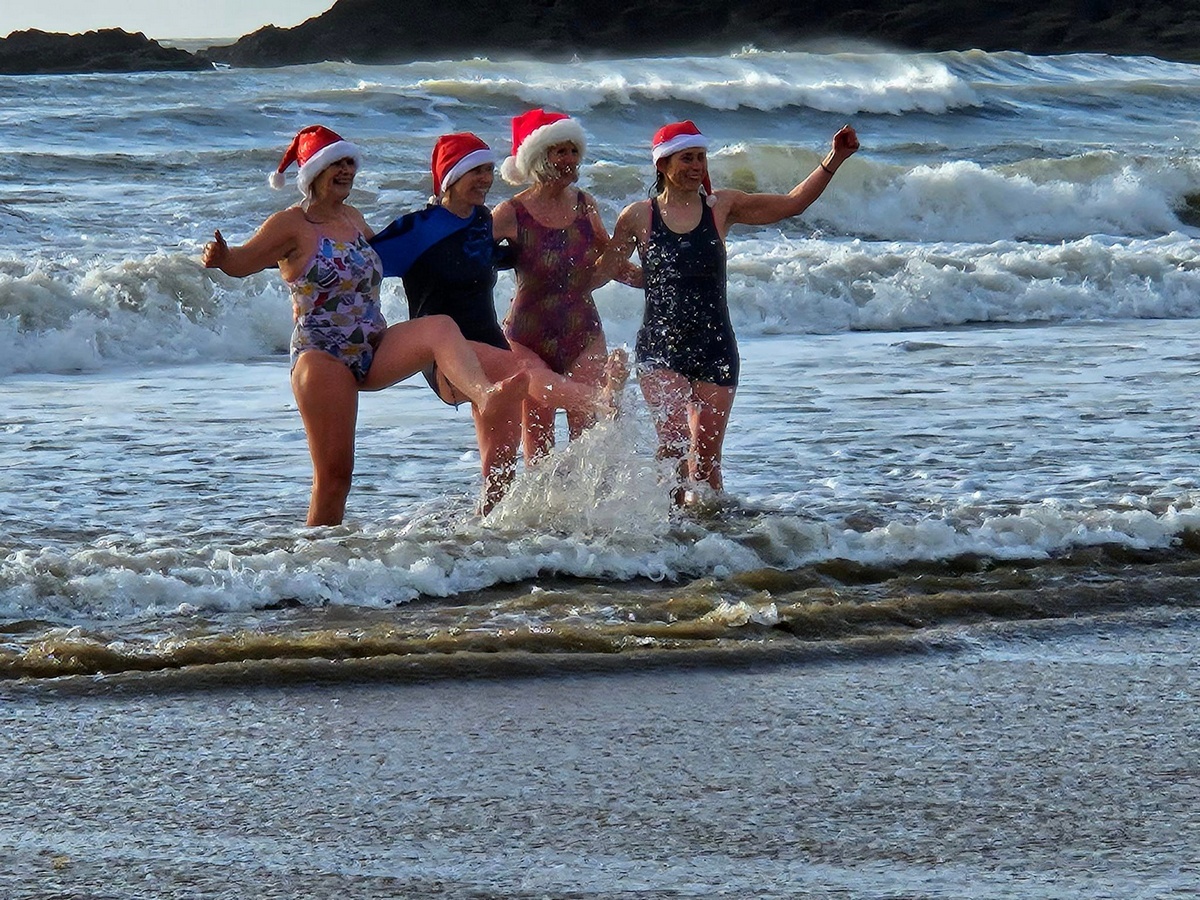 Британцы окунулись в холодную воду во время Santa Surf