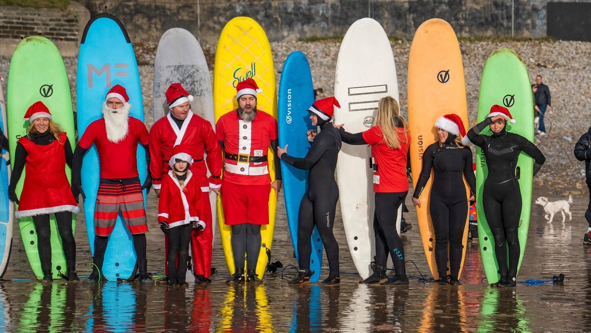 Британцы окунулись в холодную воду во время Santa Surf