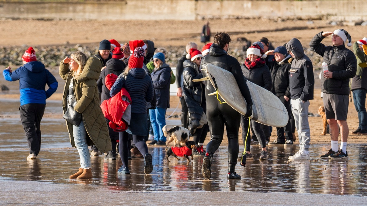 Британцы окунулись в холодную воду во время Santa Surf