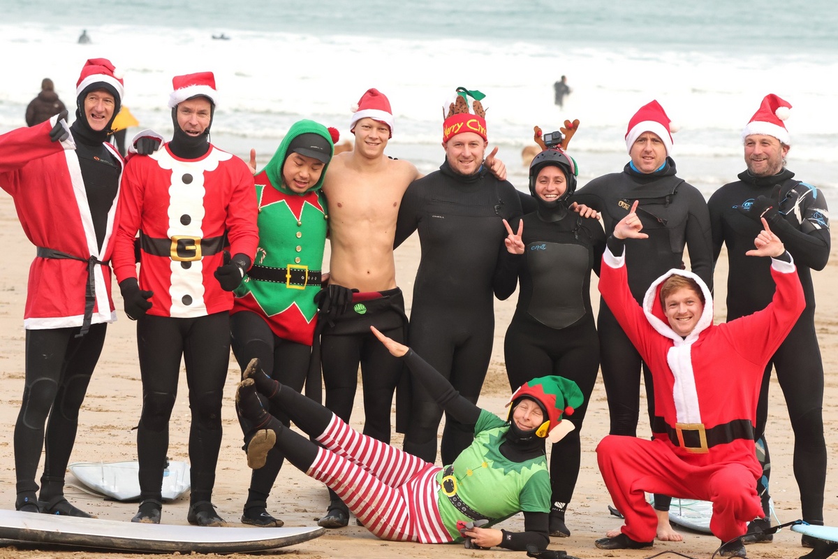 Британцы окунулись в холодную воду во время Santa Surf