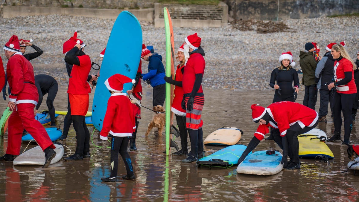 Британцы окунулись в холодную воду во время Santa Surf