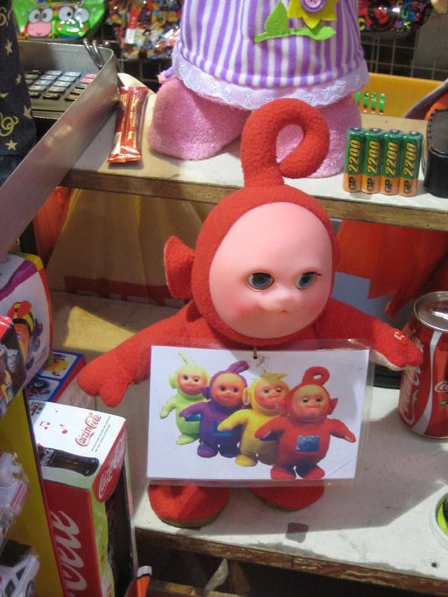 Жутковатые и странные игрушки, создатели которых явно не любят детей