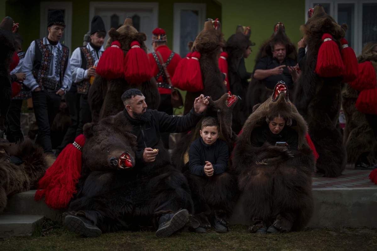 Фестиваль танцующих медведей в Румынии