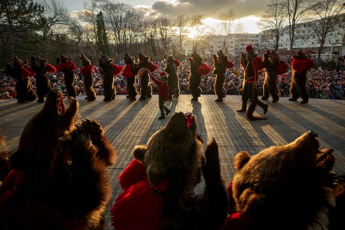 Фестиваль танцующих медведей в Румынии