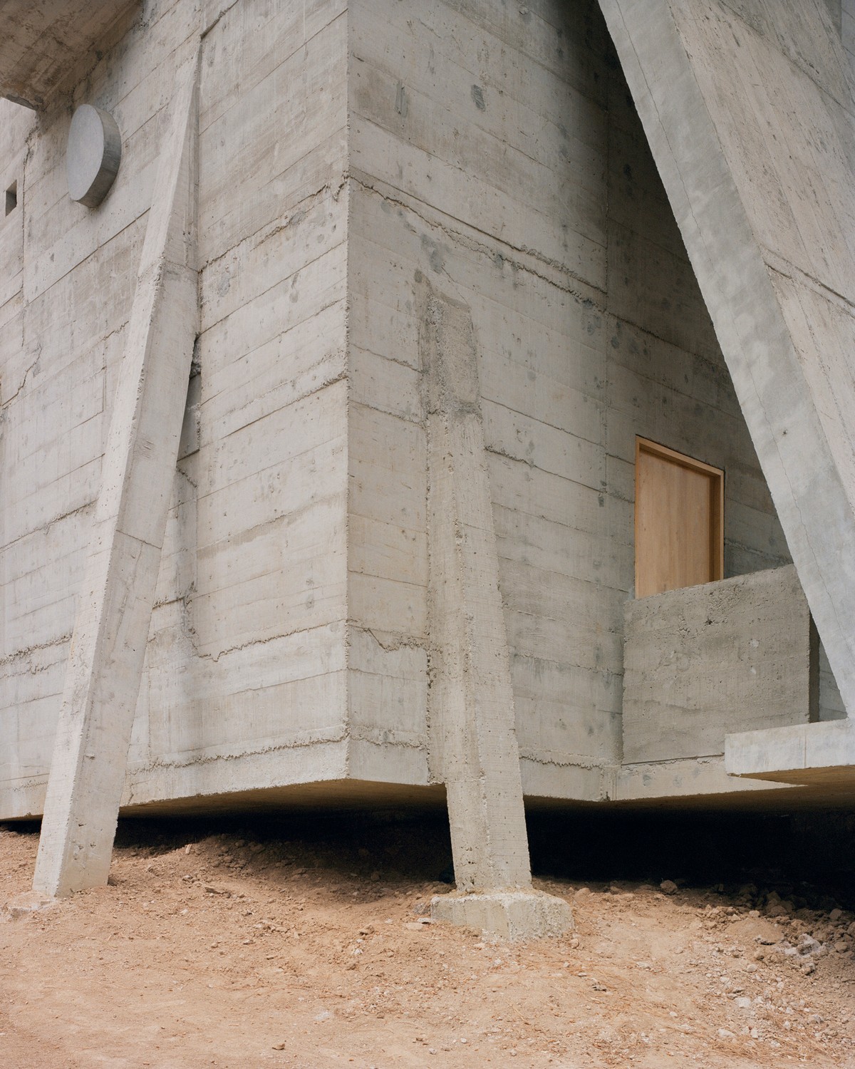 Изолированный дом-скульптура из бетона в мексиканском лесу