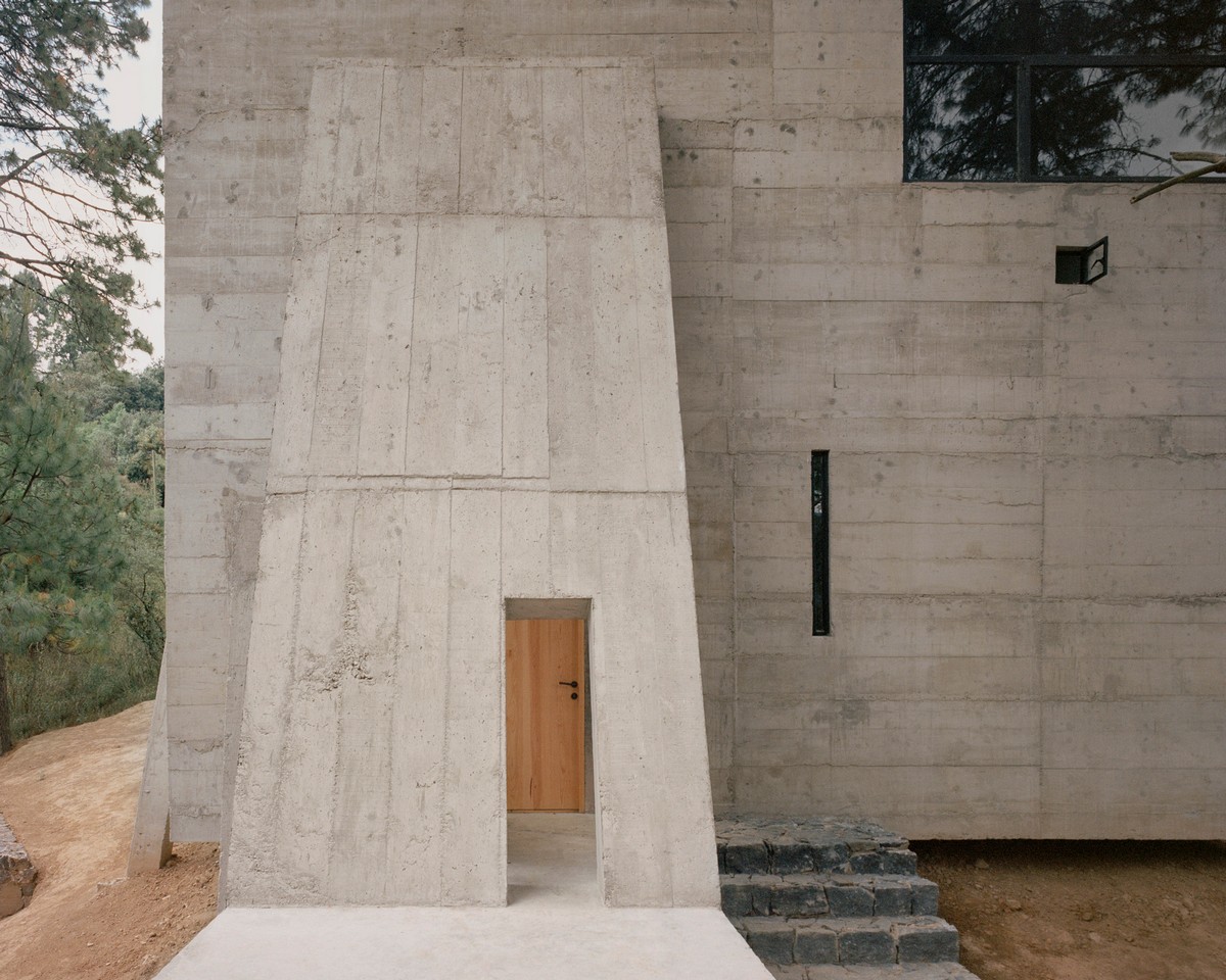Изолированный дом-скульптура из бетона в мексиканском лесу