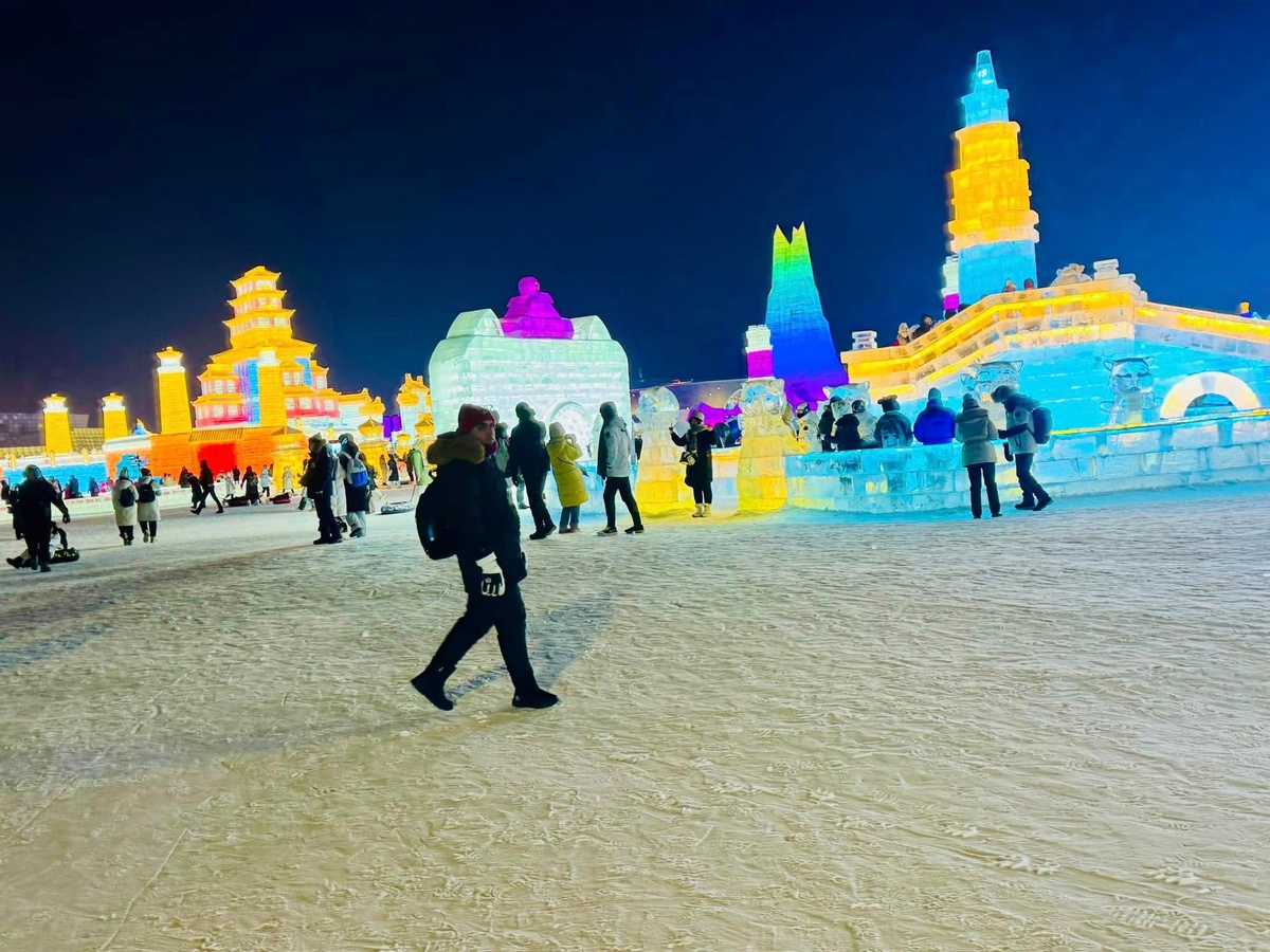 Китайский ледяной город на ежегодном фестивале в Харбине