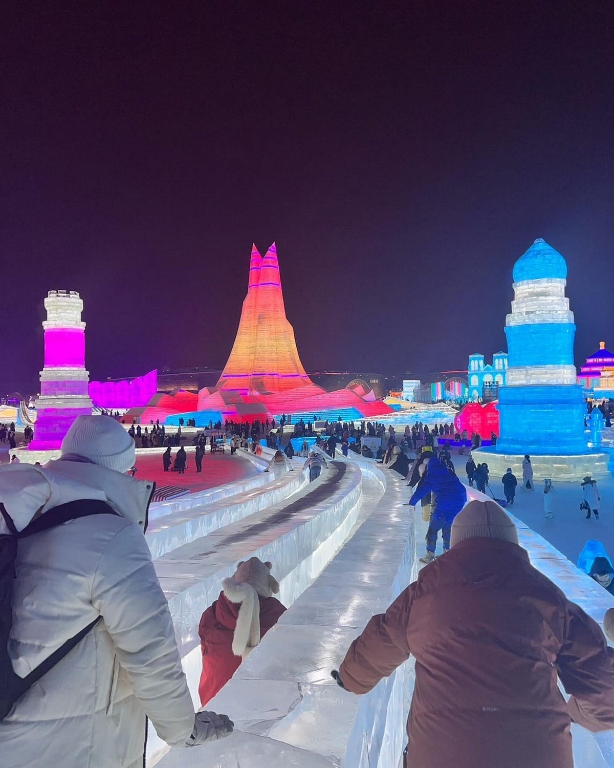 Китайский ледяной город на ежегодном фестивале в Харбине