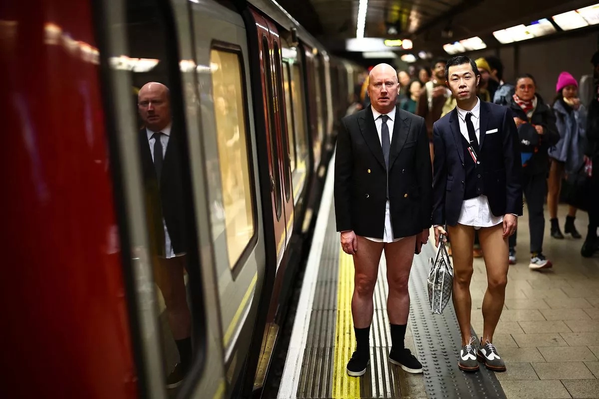 Ежегодная акция в метро Без штанов в Лондоне
