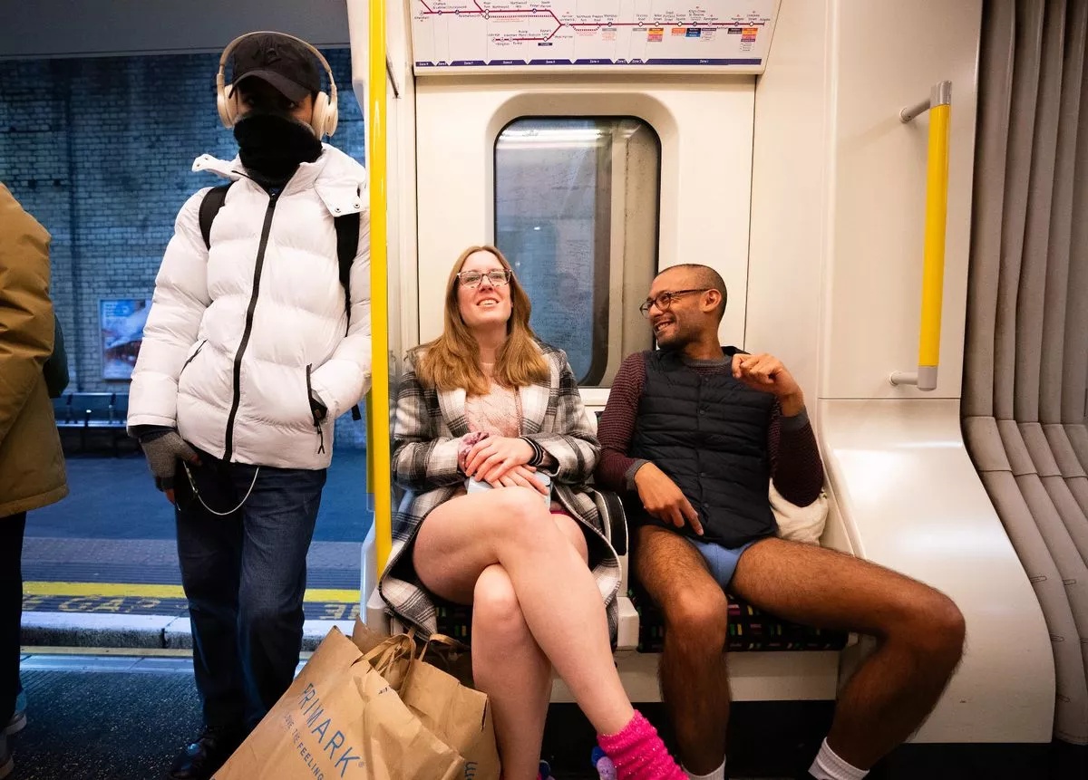 Ежегодная акция в метро Без штанов в Лондоне