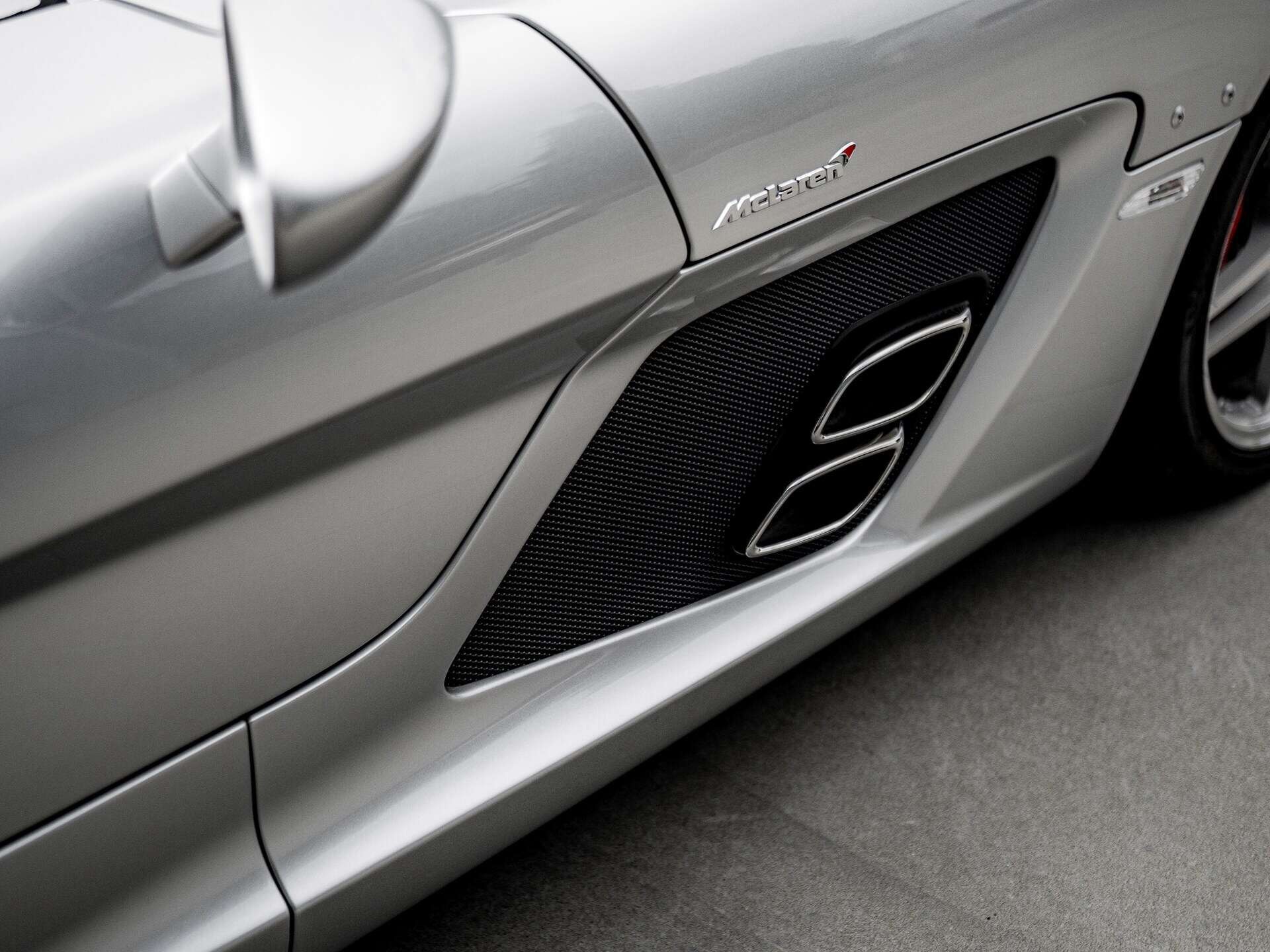 Очень дорогой суперкар Mercedes-Benz SLR McLaren Stirling Moss