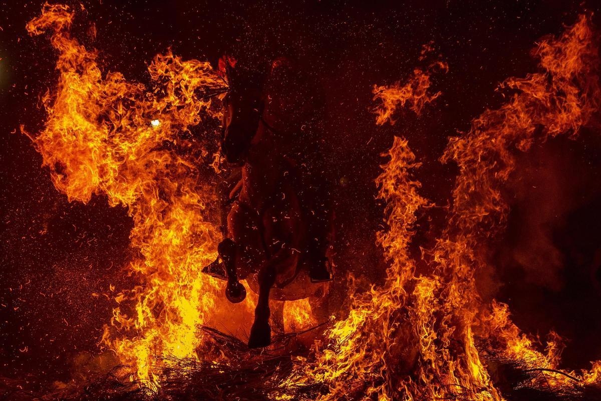 Зажигательный праздник Las Luminarias в испанской деревне