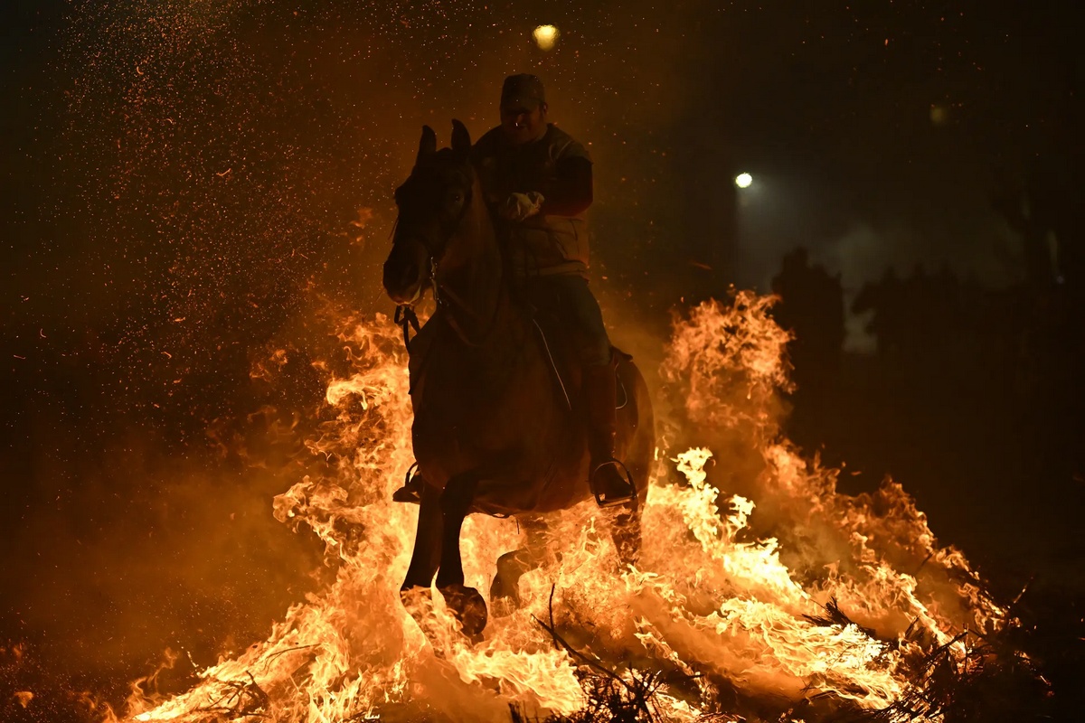 Зажигательный праздник Las Luminarias в испанской деревне