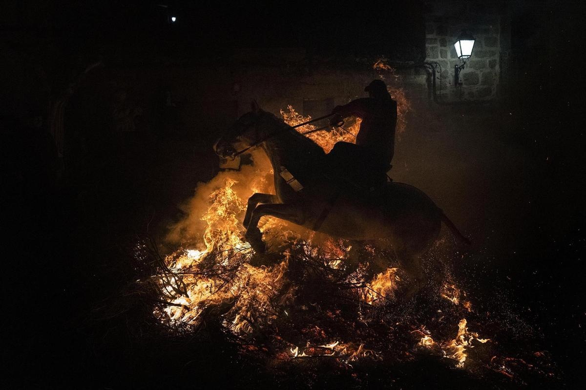 Зажигательный праздник Las Luminarias в испанской деревне