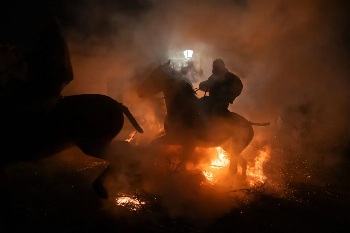 Зажигательный праздник Las Luminarias в испанской деревне