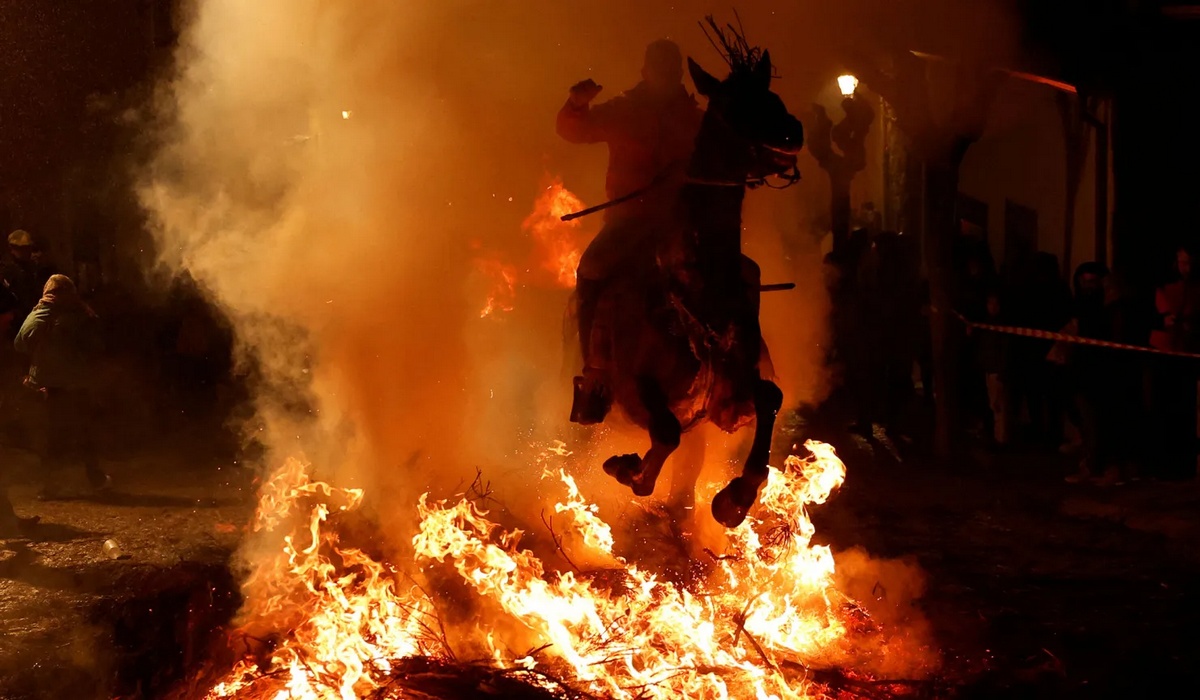 Зажигательный праздник Las Luminarias в испанской деревне