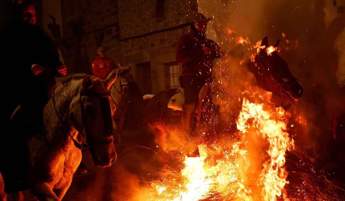 Зажигательный праздник Las Luminarias в испанской деревне