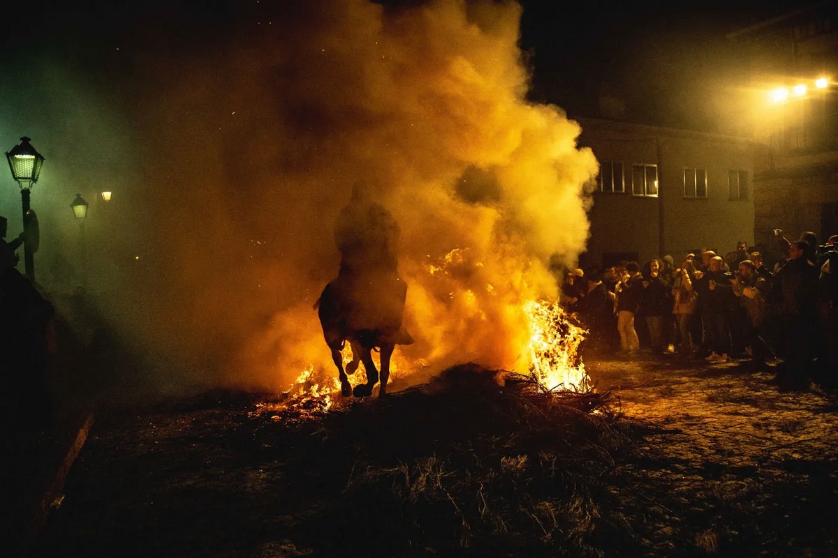 Зажигательный праздник Las Luminarias в испанской деревне