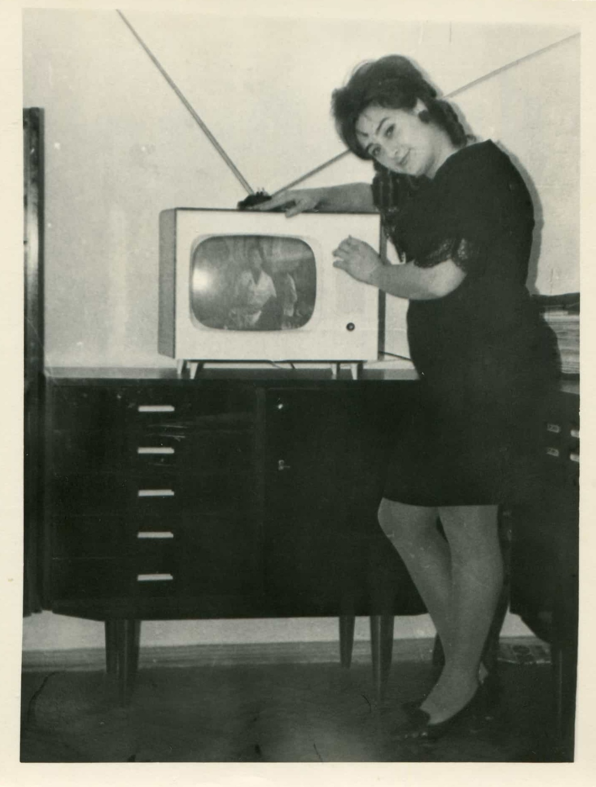 Ретро-снимки советских людей, позирующих у своих первых телевизоров