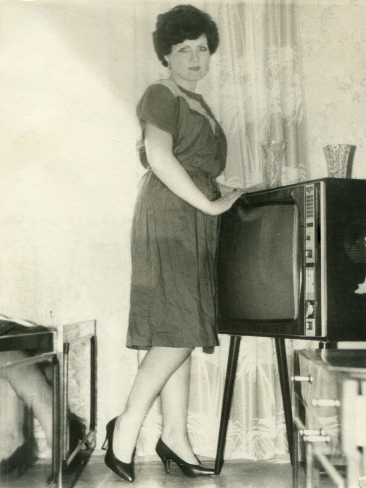 Ретро-снимки советских людей, позирующих у своих первых телевизоров